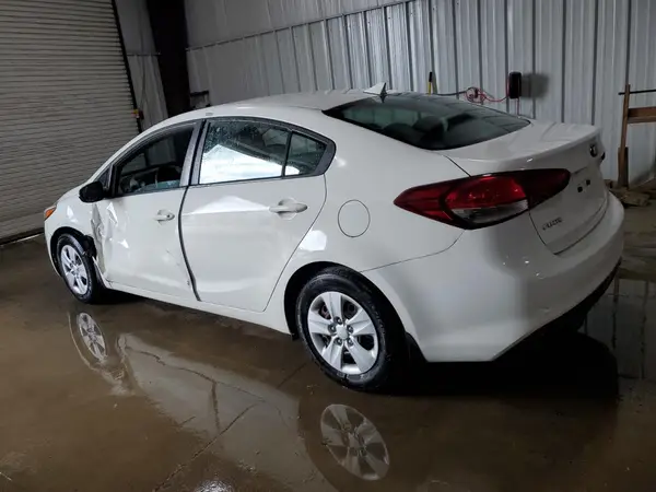 3KPFK4A75JE176932 2018 KIA FORTE - Image 2