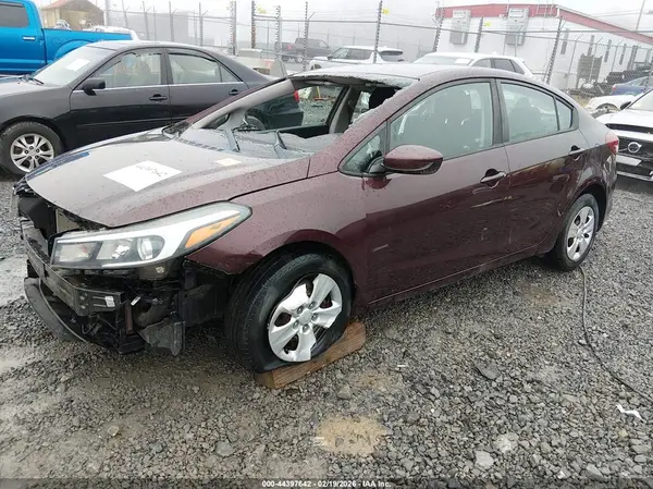 3KPFK4A75JE179409 2018 KIA FORTE - Image 2