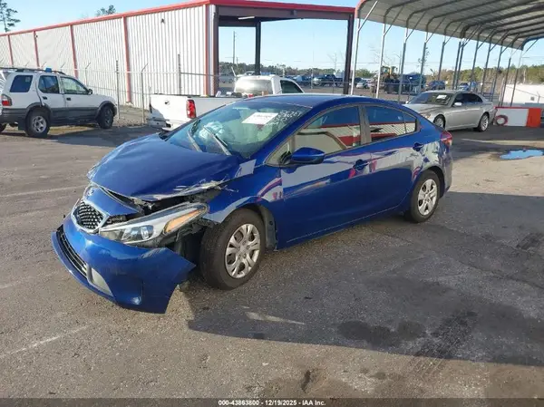3KPFK4A75JE179975 2018 KIA FORTE - Image 2