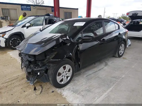 3KPFK4A75JE183220 2018 KIA FORTE - Image 2