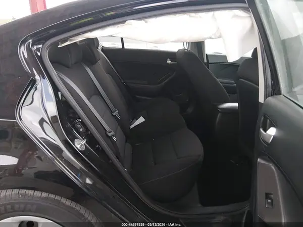 3KPFK4A75JE183220 2018 KIA FORTE - Image 8