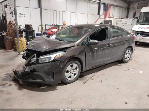 3KPFK4A75JE183508 2018 KIA FORTE - Image 2