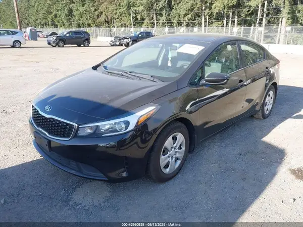 3KPFK4A75JE184769 2018 KIA FORTE - Image 2