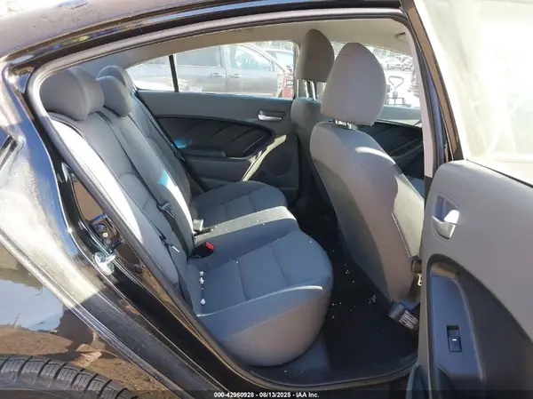 3KPFK4A75JE184769 2018 KIA FORTE - Image 8