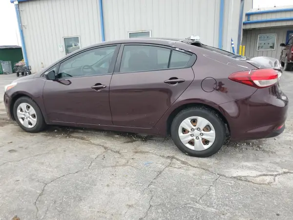 3KPFK4A75JE185596 2018 KIA FORTE - Image 2