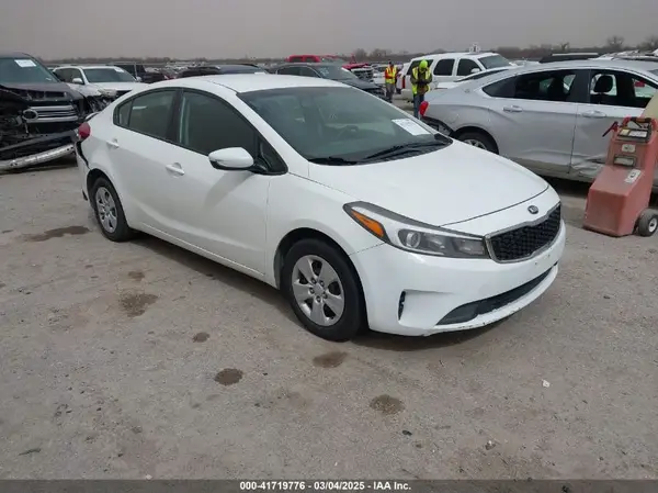 3KPFK4A75JE195013 2018 KIA FORTE - Image 1