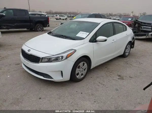 3KPFK4A75JE195013 2018 KIA FORTE - Image 2