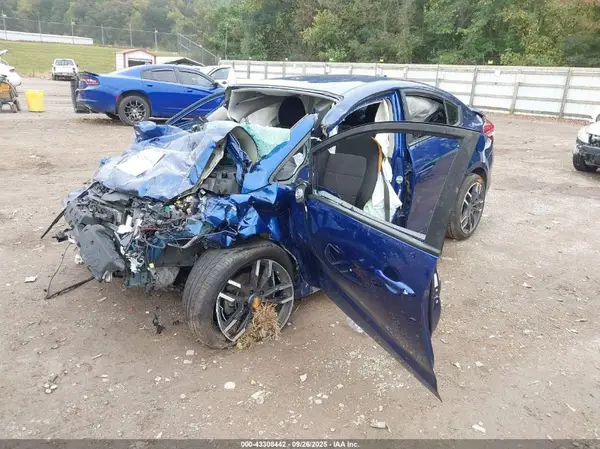 3KPFK4A75JE195853 2018 KIA FORTE - Image 2