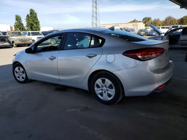 3KPFK4A75JE208066 2018 KIA FORTE - Image 2