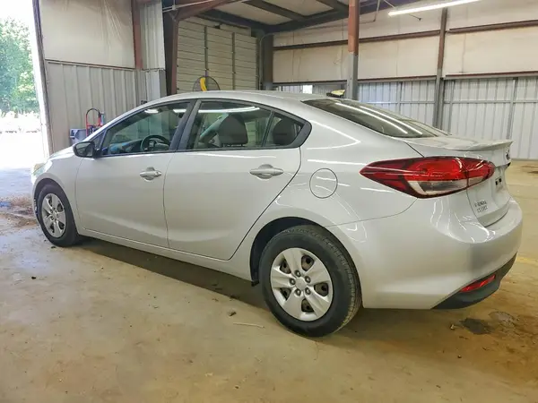 3KPFK4A75JE213476 2018 KIA FORTE - Image 2