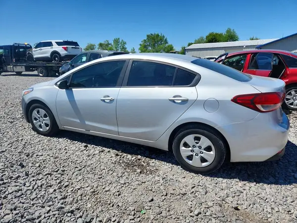 3KPFK4A75JE213963 2018 KIA FORTE - Image 2