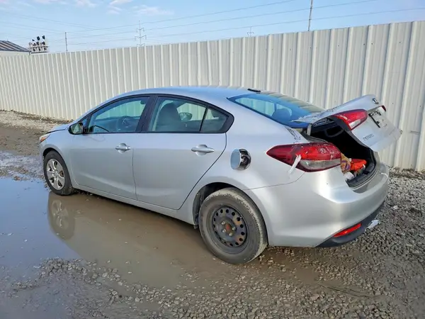 3KPFK4A75JE218841 2018 KIA FORTE - Image 2
