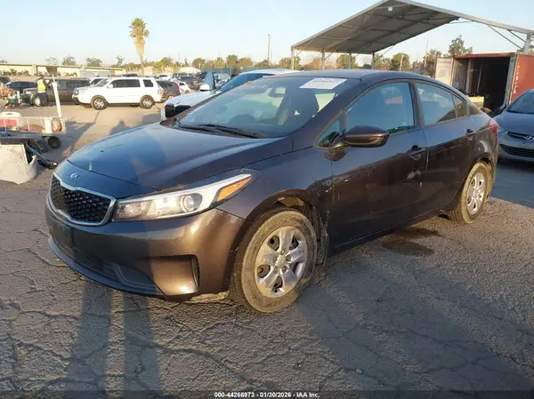 3KPFK4A75JE219195 2018 KIA FORTE - Image 2