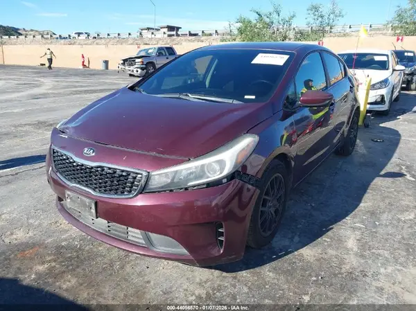 3KPFK4A75JE220766 2018 KIA FORTE - Image 2