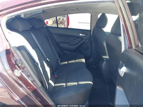 3KPFK4A75JE220766 2018 KIA FORTE - Image 8