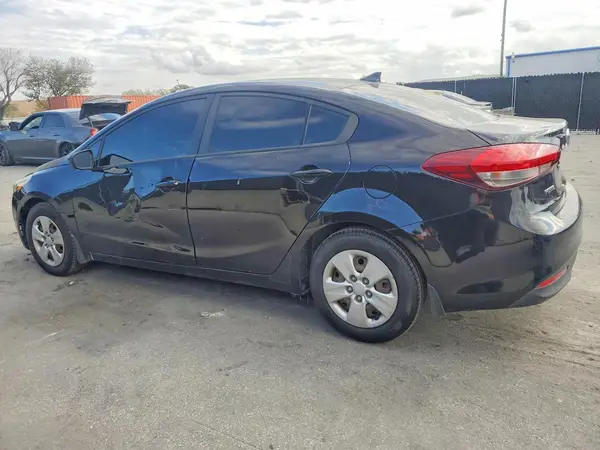 3KPFK4A75JE228155 2018 KIA FORTE - Image 2