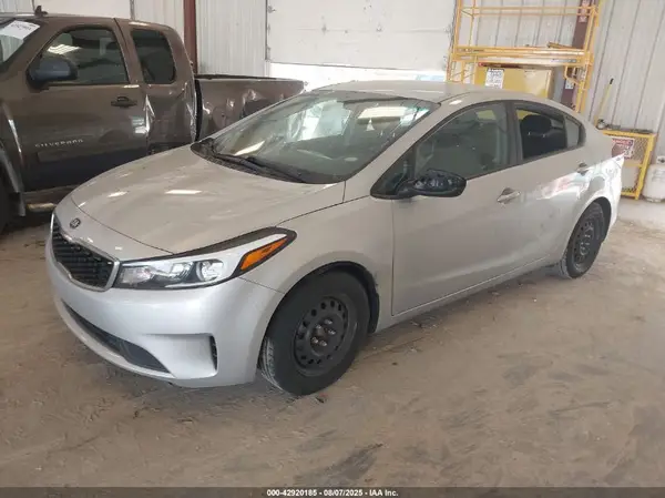 3KPFK4A75JE228205 2018 KIA FORTE - Image 2