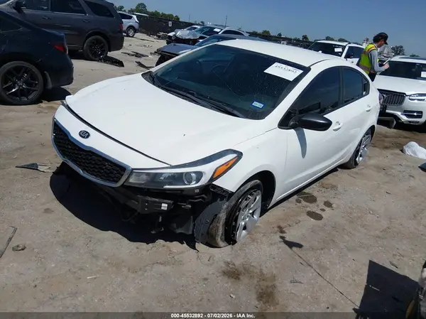 3KPFK4A75JE229192 2018 KIA FORTE - Image 2