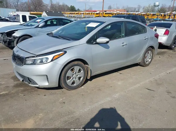 3KPFK4A75JE229726 2018 KIA FORTE - Image 2
