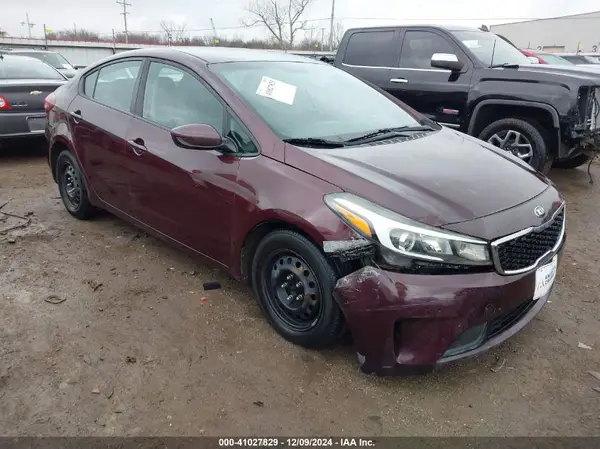 3KPFK4A75JE230567 2018 KIA FORTE - Image 1