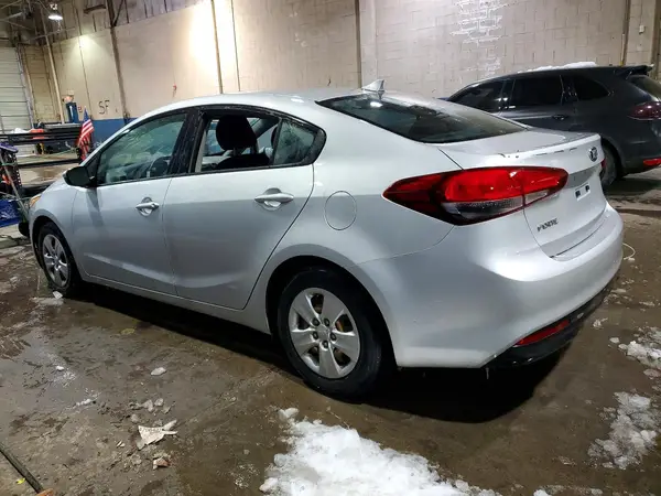 3KPFK4A75JE230990 2018 KIA FORTE - Image 2