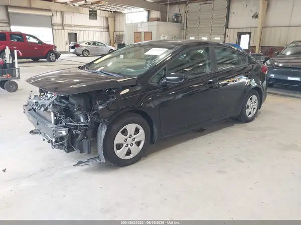3KPFK4A75JE235011 2018 KIA FORTE - Image 2