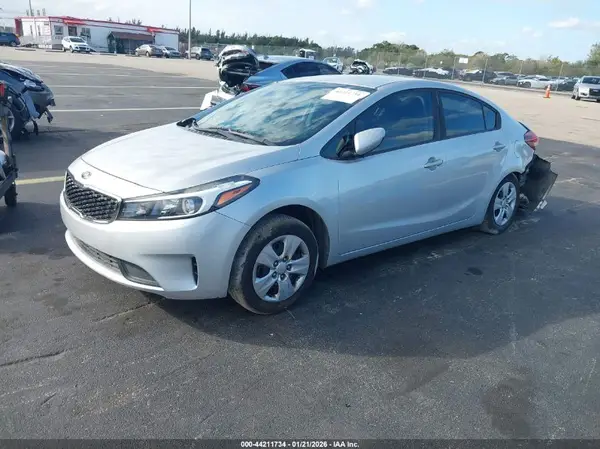 3KPFK4A75JE236126 2018 KIA FORTE - Image 2