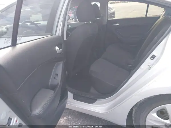 3KPFK4A75JE236126 2018 KIA FORTE - Image 8