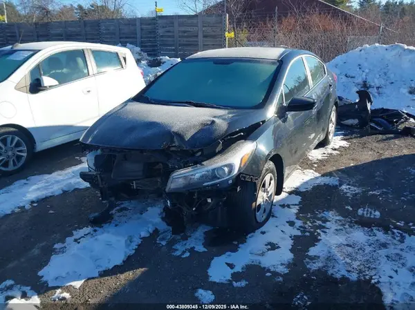 3KPFK4A75JE237535 2018 KIA FORTE - Image 2