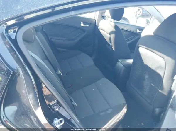 3KPFK4A75JE237535 2018 KIA FORTE - Image 8