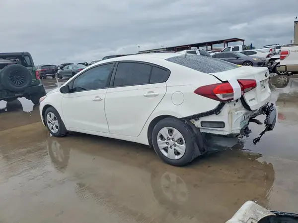 3KPFK4A75JE238331 2018 KIA FORTE - Image 2