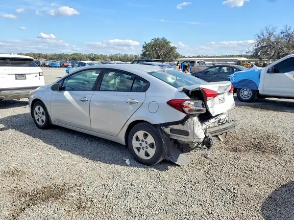 3KPFK4A75JE240158 2018 KIA FORTE - Image 2