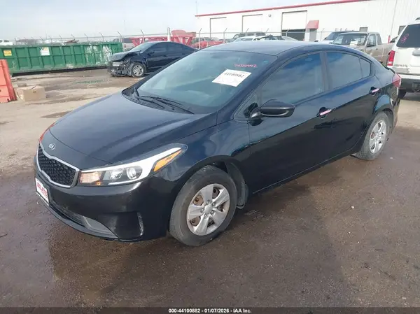 3KPFK4A75JE241441 2018 KIA FORTE - Image 2