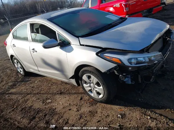 3KPFK4A75JE241892 2018 KIA FORTE - Image 1