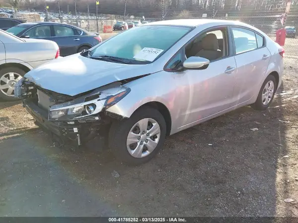 3KPFK4A75JE241892 2018 KIA FORTE - Image 2