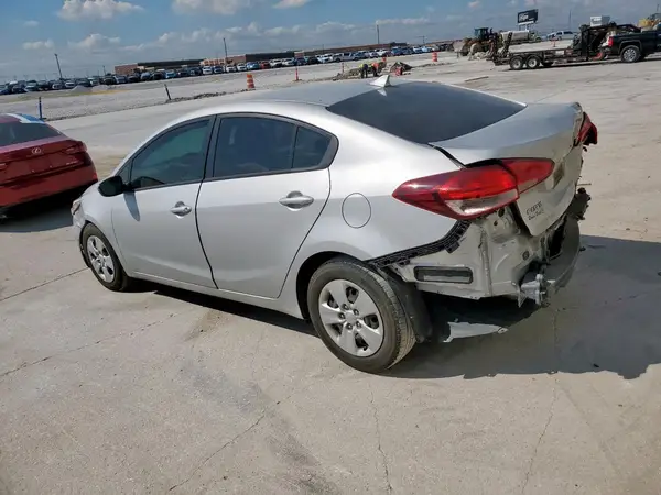 3KPFK4A75JE243691 2018 KIA FORTE - Image 2