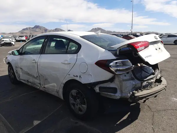 3KPFK4A75JE245103 2018 KIA FORTE - Image 2