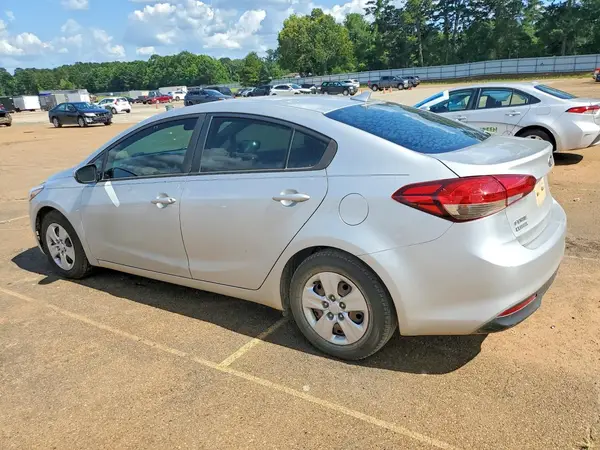 3KPFK4A75JE245831 2018 KIA FORTE - Image 2