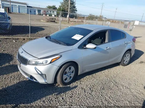 3KPFK4A75JE246977 2018 KIA FORTE - Image 2