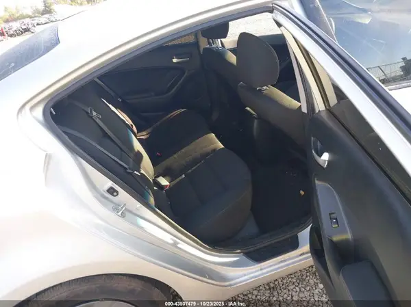 3KPFK4A75JE246977 2018 KIA FORTE - Image 8