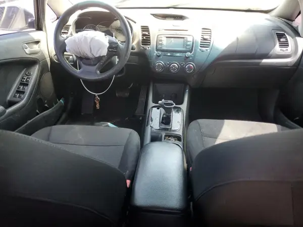 3KPFK4A75JE256585 2018 KIA FORTE - Image 8
