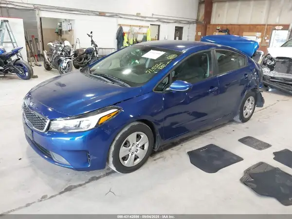 3KPFK4A75JE258028 2018 KIA FORTE - Image 2