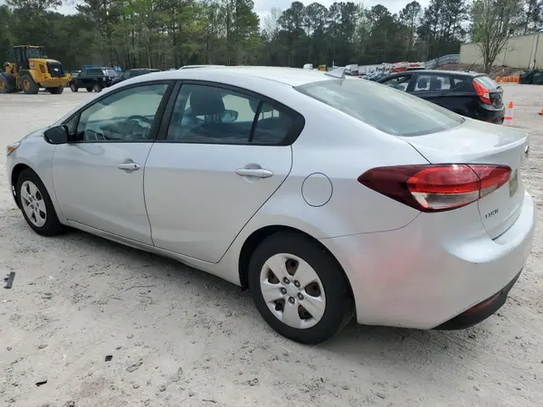 3KPFK4A75JE258109 2018 KIA FORTE - Image 2