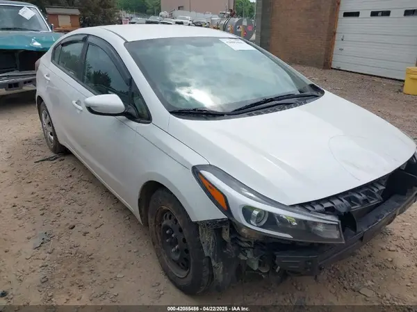 3KPFK4A75JE265822 2018 KIA FORTE - Image 1