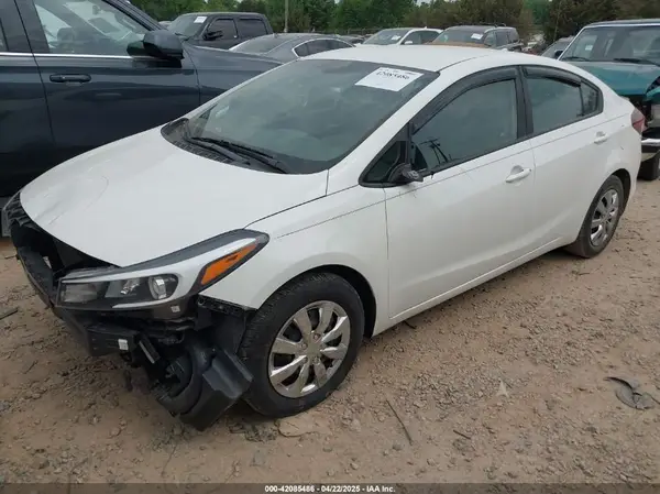 3KPFK4A75JE265822 2018 KIA FORTE - Image 2