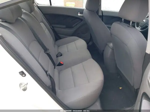 3KPFK4A75JE265822 2018 KIA FORTE - Image 8