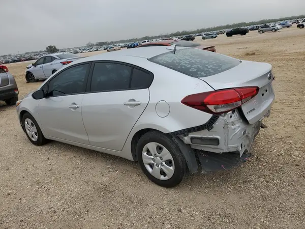 3KPFK4A75JE265884 2018 KIA FORTE - Image 2