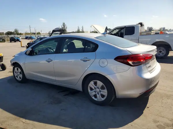 3KPFK4A75JE266906 2018 KIA FORTE - Image 2