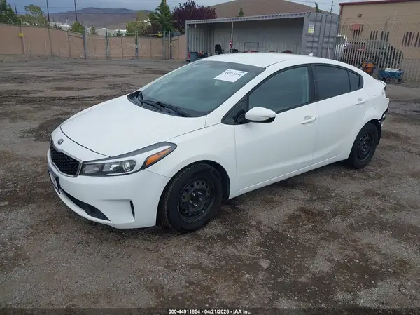 3KPFK4A75JE270969 2018 KIA FORTE - Image 2