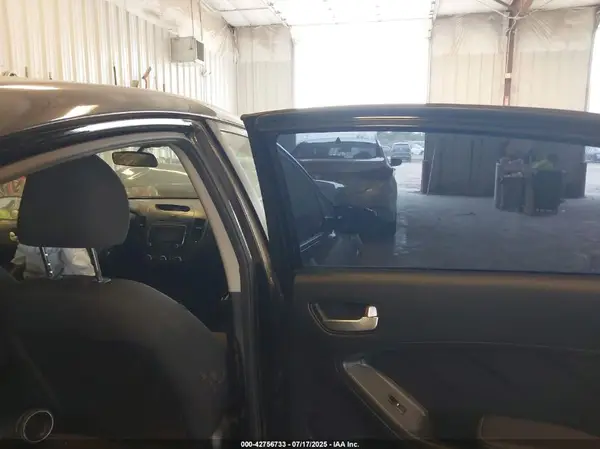 3KPFK4A75JE271863 2018 KIA FORTE - Image 8